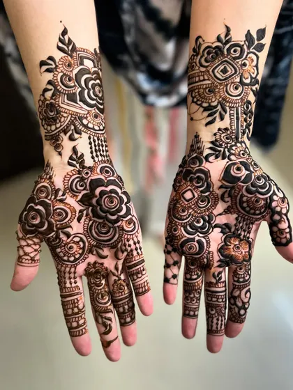 A bold and dramatic floral design with thick, dark lines. This style of Arabic henna makes a powerful statement and is perfect for festive occasions.