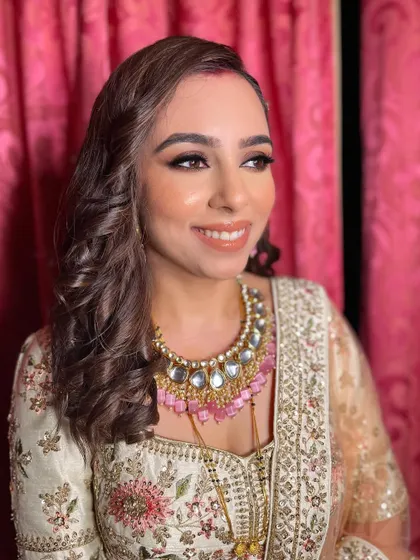 A final portrait of Akshita, looking absolutely stunning for her reception party.