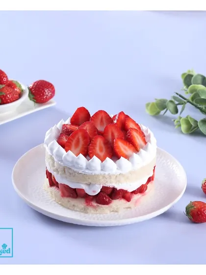 A simple yet perfect Strawberry Vanilla cake. This dessert highlights the freshness of the strawberries against a light vanilla sponge and cream, making it an ideal seasonal treat.
