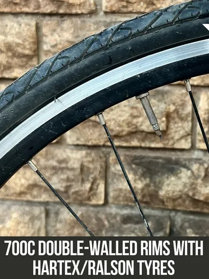 The Triban RC 100 features 700c double-walled rims. These are sturdy and reliable for city riding and long-distance touring.