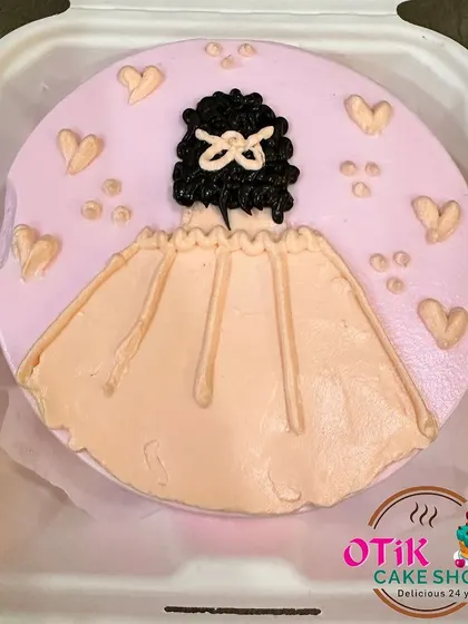 A lovely bento cake for Daughter's Day, featuring a hand-piped design of a girl in a beautiful dress. It's a sweet way to celebrate your daughter.