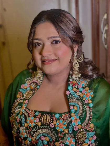 A fresh and glowy Mehendi look. This client's embroidered green jacket was the centerpiece, so we kept her makeup soft, shiny, and radiant. 💚