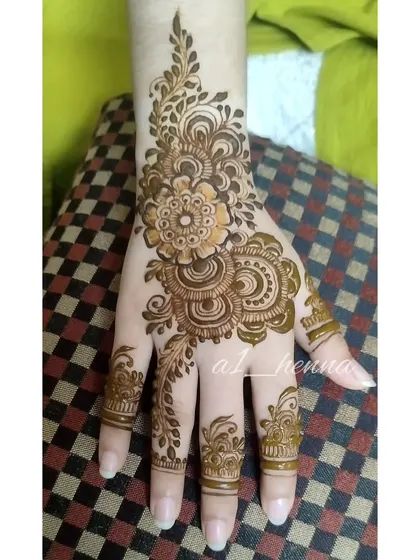 A simple and beautiful Arabic floral design on the back of the hand.