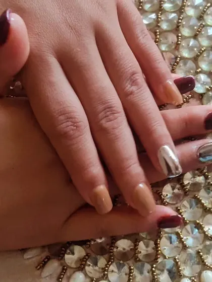 This set shows how you can mix different colors and finishes. I paired warm nude and deep maroon polishes with a striking silver chrome accent nail for a stylish, autumnal look.