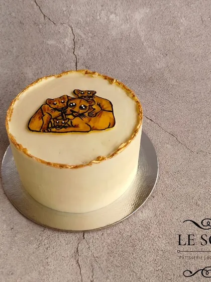 A minimalist cake celebrating motherly love. This half-kg Vanilla Chocolate cake is topped with a beautiful, hand-painted fondant piece showing a lioness and her cubs.
