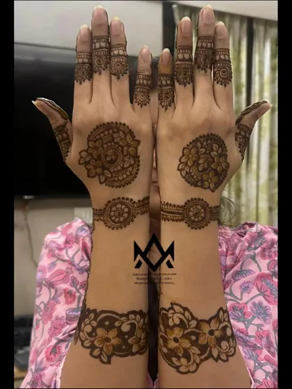 A full view of this chic party mehendi, which includes designs on the forearms as well for a more complete look.