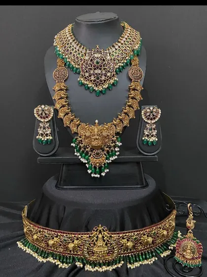 This bridal set combines a kemp stone choker with a unique long necklace design. The green beadwork provides a beautiful contrast against the antique gold.