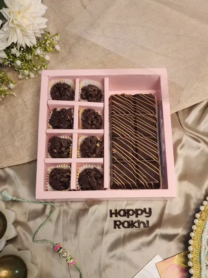A classic combination of crunch and flavour. This Rakhi box pairs eight of my hand-rolled Almond Rochers with a decadent Biscoff-filled chocolate bar.