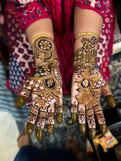 A simple yet beautiful non-bridal mehendi design, perfect for guests who want to be part of the celebration.