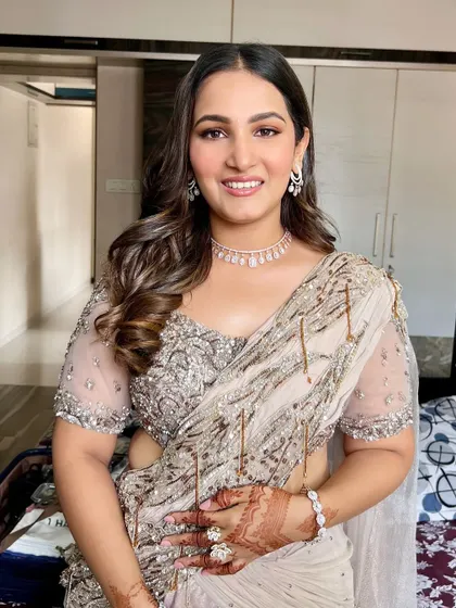 The art of subtle glam. This look is perfect for a reception or elegant party, featuring soft waves, glowing skin, and a beautifully embellished saree.
