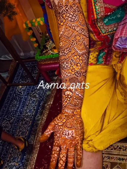 A beautiful, warm brown stain developing on the bride's arm. This color will continue to darken over the next 48 hours, resulting in a stunning final look for the wedding day.