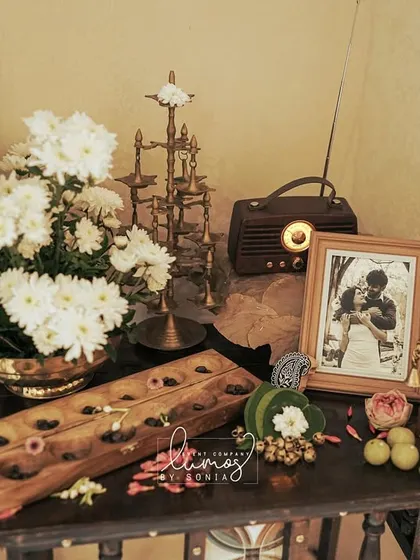 A close-up of the vintage decor, with a beautiful arrangement of white flowers and a classic radio.