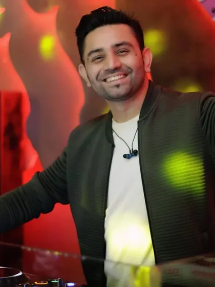 All smiles during my set at Tipsy Bull. The energy of the crowd is contagious.