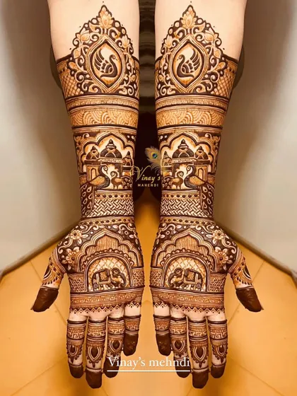 A full-coverage design fit for a queen. This intricate pattern for the bride's sister includes elephants, peacocks, and swans, all framed by beautiful architectural arches.