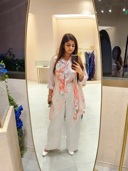 A soft, romantic look with a pale pink shirt and floral scarf. Pink is a powerful color that helps you stand out gracefully.