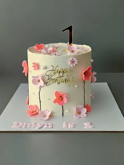 An aesthetically pleasing cake for Dhiya's first birthday. This 1.5kg chocolate nutella cake is decorated with delicate, hand-painted cherry blossoms.