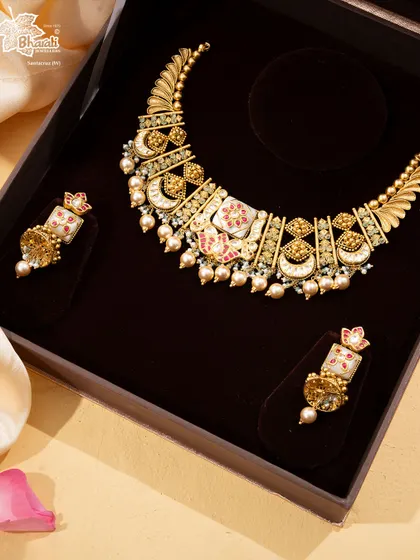 A verdant dream sculpted in gold. The Royal Tourmaline Set, seen here in its presentation box, brings the soothing elegance of tourmalines into a regal framework, perfect for evenings where refined glamour is the dress code.