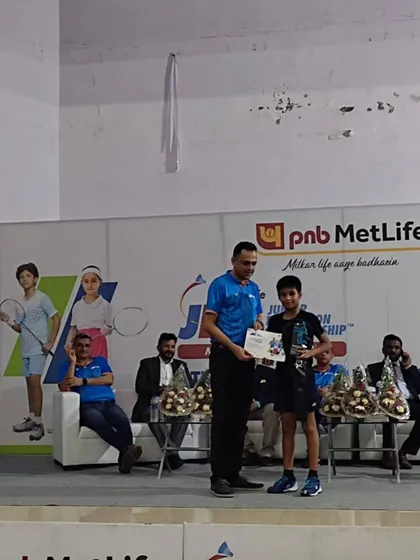 Mayuresh receiving his certificate and award at the PNB MetLife Junior Badminton Championship.