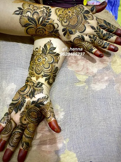 A bold and beautiful Arabic-style bridal design. The prominent floral and vine patterns create a striking and elegant effect.
