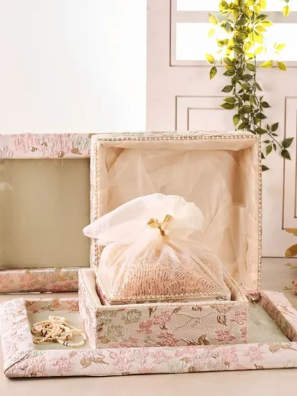 This floral fabric trousseau box set offers a delicate and romantic packing option. The set includes a main box with a clear lid and a matching tray, ideal for displaying jewelry or smaller precious items.