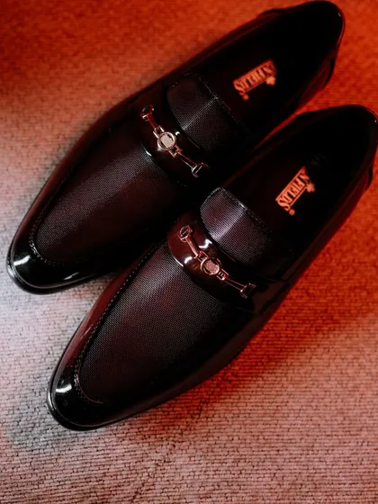 Duplicate of image 233, a shot of the groom's shoes.