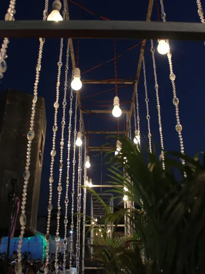 Even the smallest details matter. We use elements like hanging crystal beads and simple light bulbs to create a rustic yet elegant atmosphere.