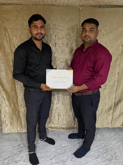 One of my students receiving his certificate after finishing the advanced mehandi course. My classes are for everyone, whether you are a beginner or want to go pro.