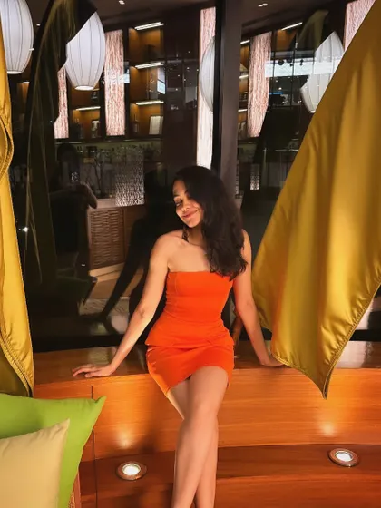 A full-length shot from a lovely evening. My personal style is a mix of comfortable and chic, much like my music.