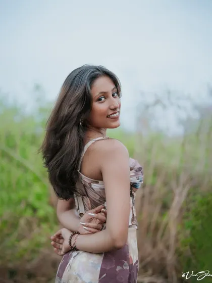This close-up portrait captures a natural, over-the-shoulder glance. I focus on making you feel comfortable so we can get these authentic, in-between moments that really stand out.