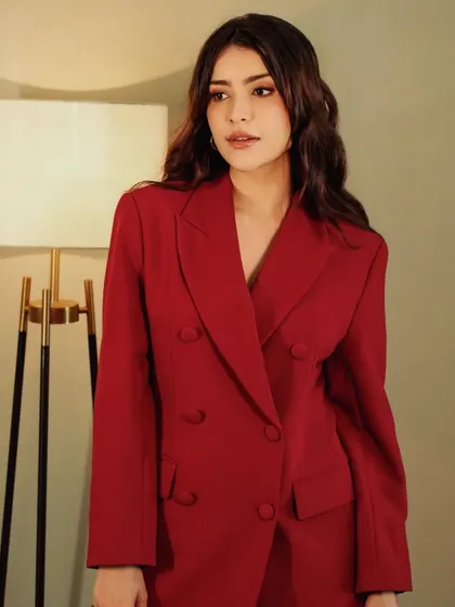 Loved creating this chic and modern 'old money' look for Khanzaadi. It's all about subtle contouring, natural-looking skin, and soft waves to create an effortlessly sophisticated vibe for this editorial shoot.