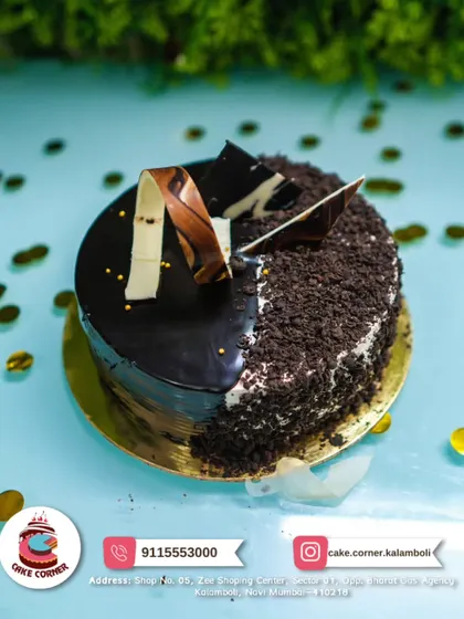 A half-and-half Oreo chocolate cake. One side is smooth ganache, the other is covered in crunchy Oreo crumbs, offering two textures in one.