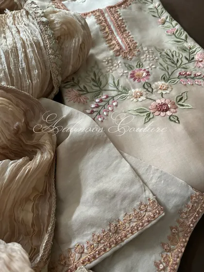 A close-up of the coordinated lower and dupatta.