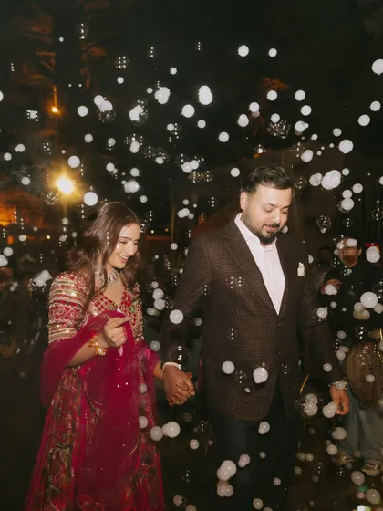 Making a magical entrance through a cascade of bubbles. This is how you create unforgettable moments at your wedding events.