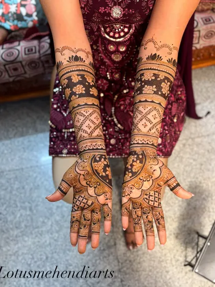 A lovely bridal design featuring delicate vines and flowers. This style is perfect for brides who love elegant, flowing patterns that are both traditional and graceful.