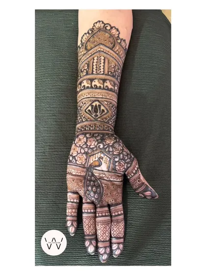 A duplicate image of the lovely design for the bride's mom, showcasing its intricate details.