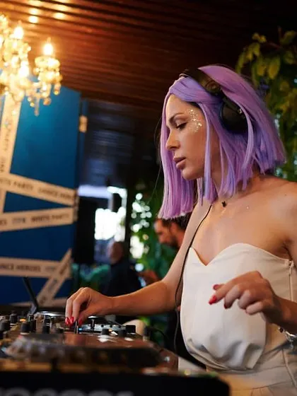 Another shot from the white party. We love the combination of the classic decor and our modern, colorful style.