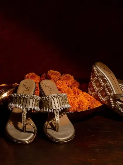 Clean, classic, and confidently you. These embellished flats and juttis bring effortless polish to every step, designed to move with you from a festive brunch to a wedding ceremony.