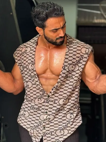 A final shot, showing the physique.