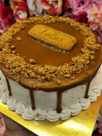 A classic Lotus Biscoff cake, with a smooth Biscoff spread topping and cookie crumbs. A must-try for Biscoff lovers.