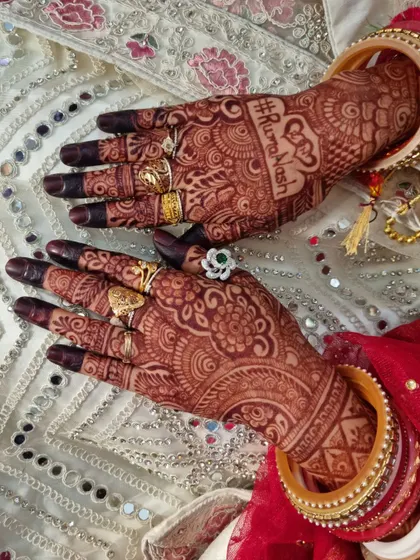 A duplicate of 92, showing the wedding hashtag #RumaNash.