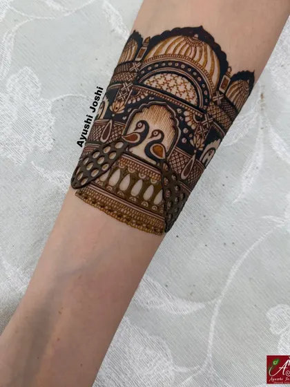 Another bridal startup idea, this one showcases two peacocks beneath a grand palace dome.