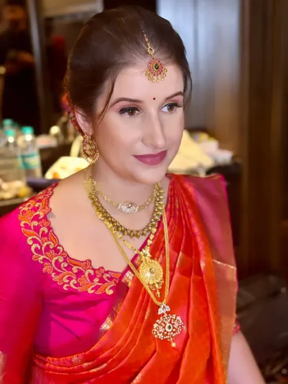 It was a pleasure to create a traditional South Indian bridal look for my sweet Spanish bride, Daniela. We embraced the culture with a beautiful saree, gold jewellery, and complementary makeup.