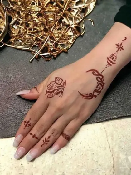 This stylish Arabic design for Eid combines calligraphy, a crescent moon, and a butterfly motif for a unique and personal look.