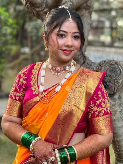 The grace of a Maharashtrian bride in a traditional Nauvari saree is unmatched. For this look, I created a soft glam makeup style with a classic bun, allowing the vibrant saree and traditional jewellery to truly shine.