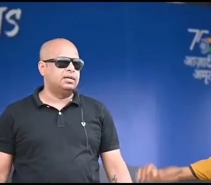 Explaining the principles behind the basic tools of self-defense to the workshop attendees.