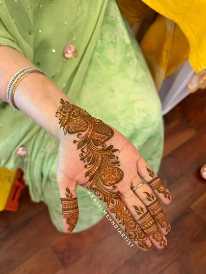 Another beautiful example from my Arabic henna diary. The peacock-inspired motifs flow gracefully up the hand, creating an elegant and eye-catching design.