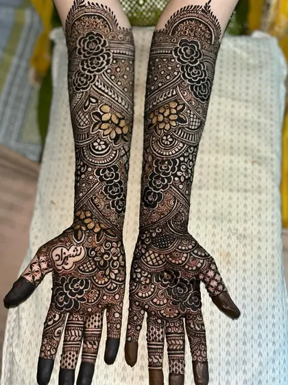A complete two-hand view of a bridal design. Notice the symmetry and the way the patterns complement each other perfectly.