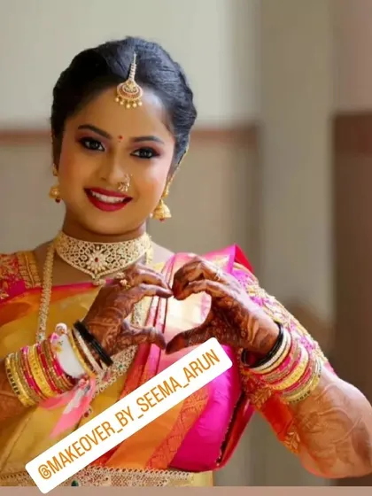 A joyful moment with my client Anusha, ready for her muhurtham photoshoot. I created this classic South Indian bridal look using HD makeup for a flawless finish on camera, complemented by a radiant smile, bold red lip, and traditional gold jewelry.