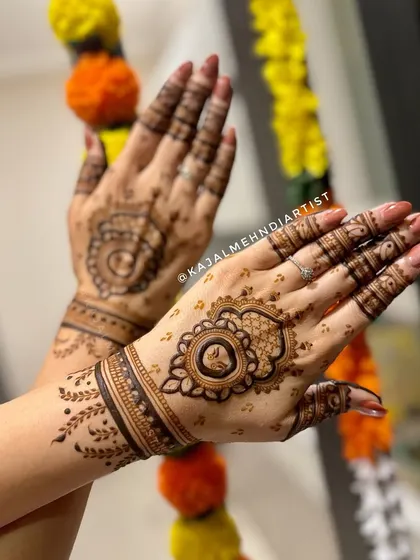 A fancy backhand design with a beautiful mandala. The intricate details and delicate dots make this a stunning choice for any party or festive occasion.