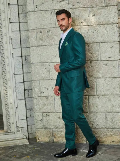 The enchanting allure of a European summer, captured in this vibrant green linen suit. It's a look for a casual vacay, tailored with my signature sartorial fit.